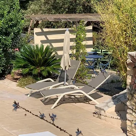 Bed & Breakfast La Bastide Du Clos D'ezort 3*